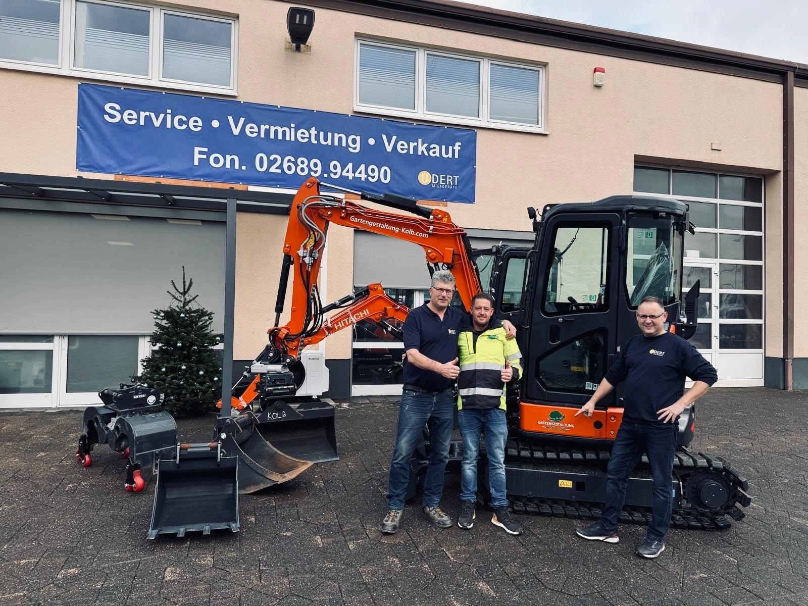 Der Nikolaus war zu Besuch bei Gartengestaltung Kolb – und brachte starke Technik mit